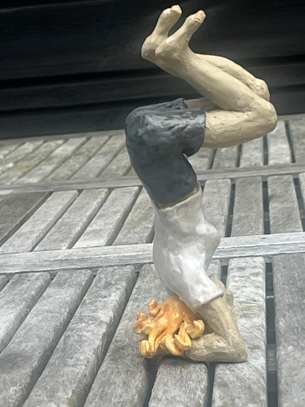 Yogatjej - förbereder huvudstående