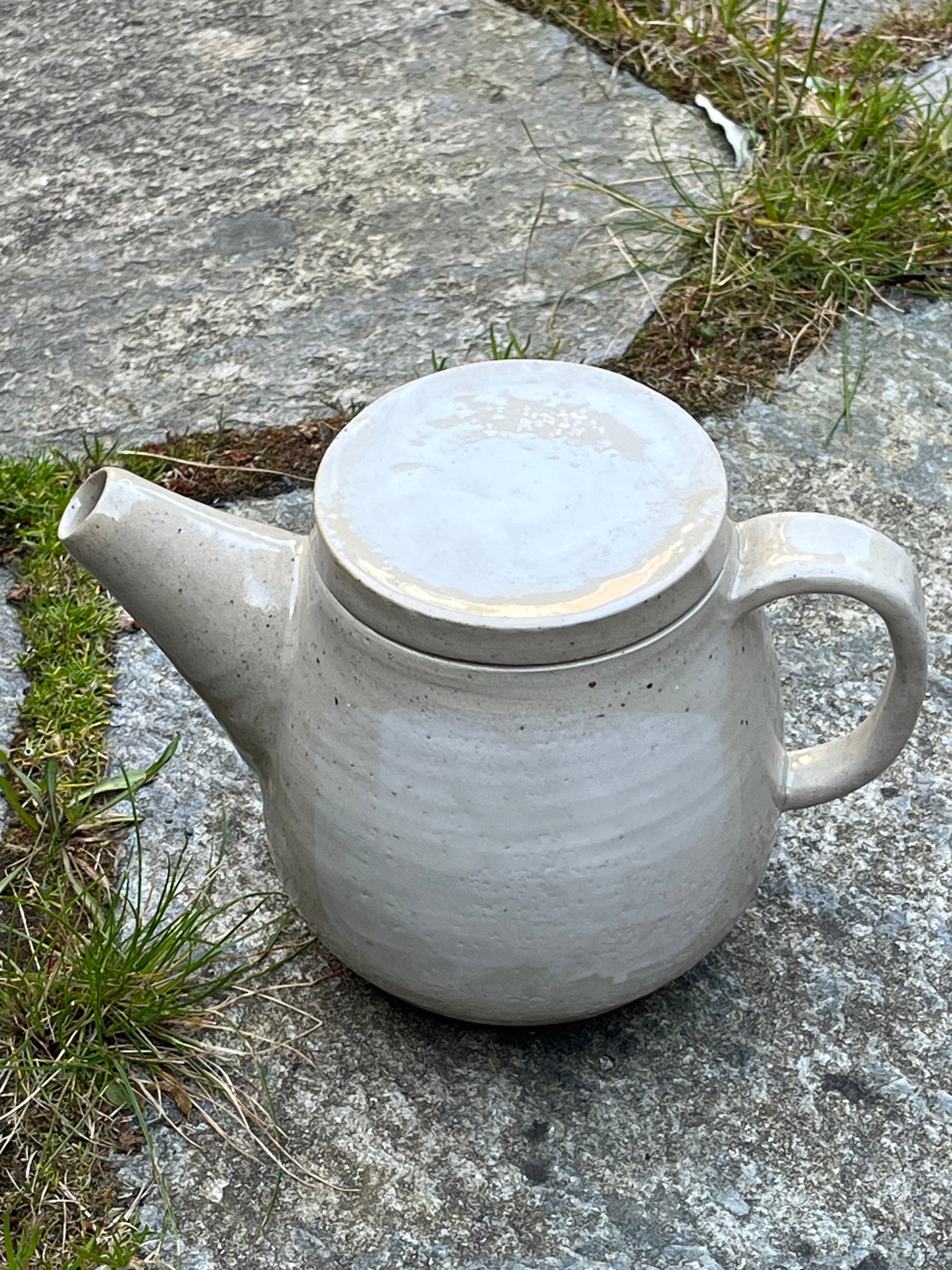 Sandfärgad/vit tekanna