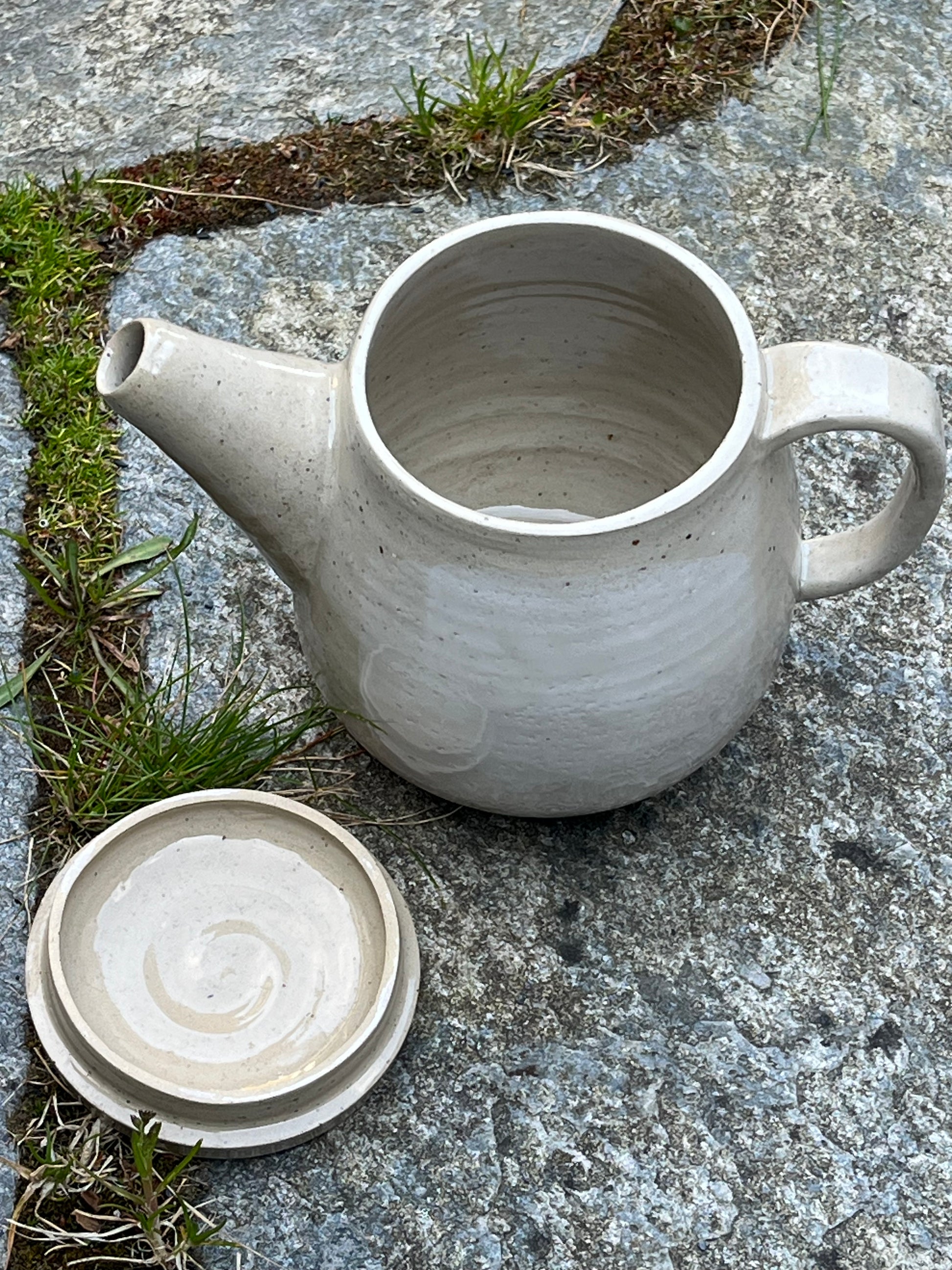 Sandfärgad/vit tekanna