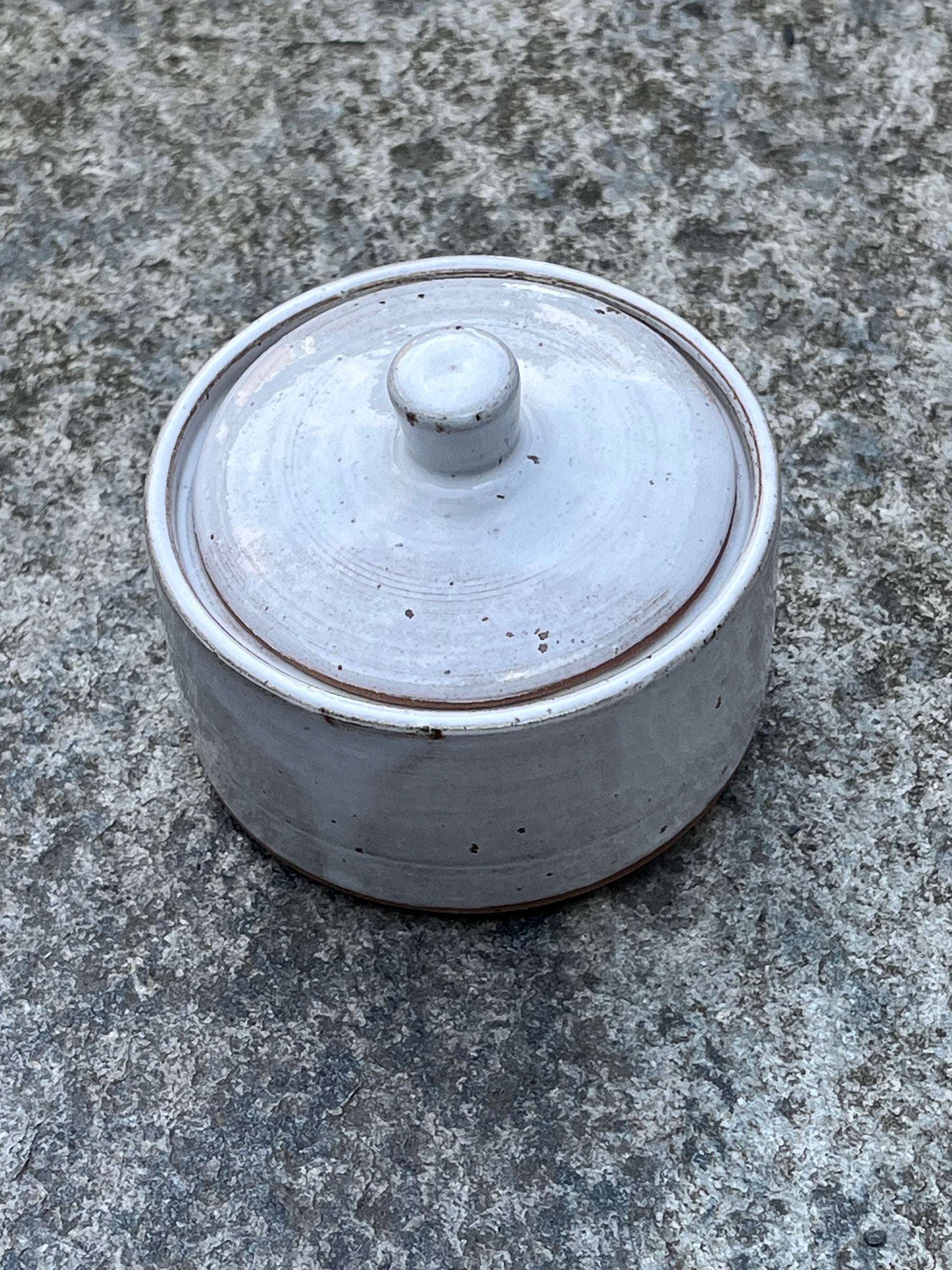 Burk med lock med knopp