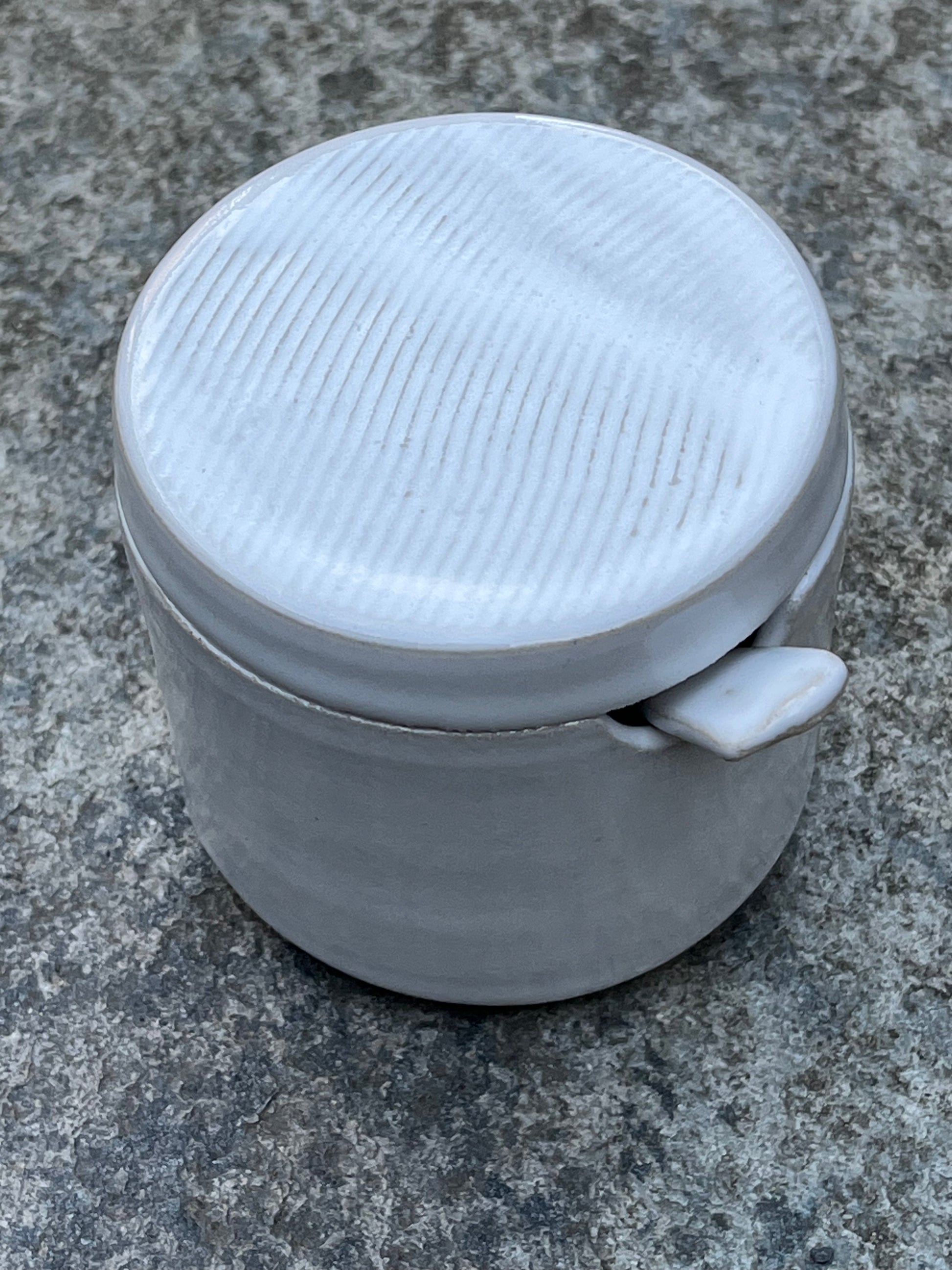 Burk med lock och sked