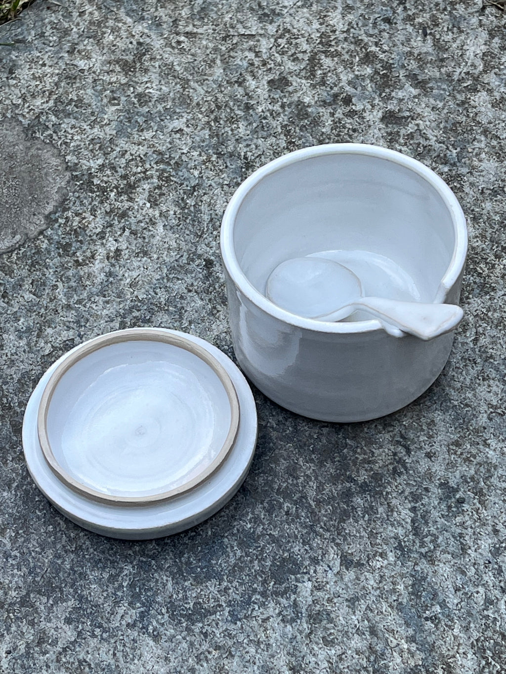 Burk med lock och sked